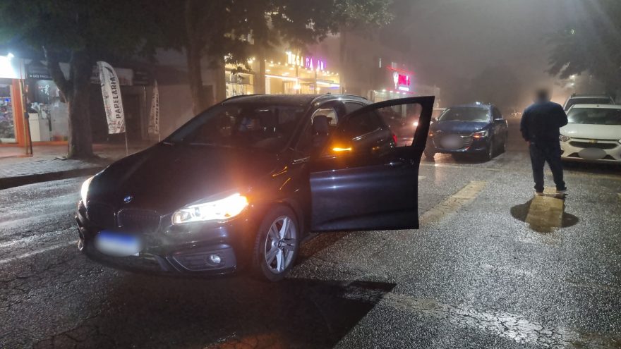 Desatenção causa batida traseira envolvendo BMW e Onix na Rua Francisco Bartinik