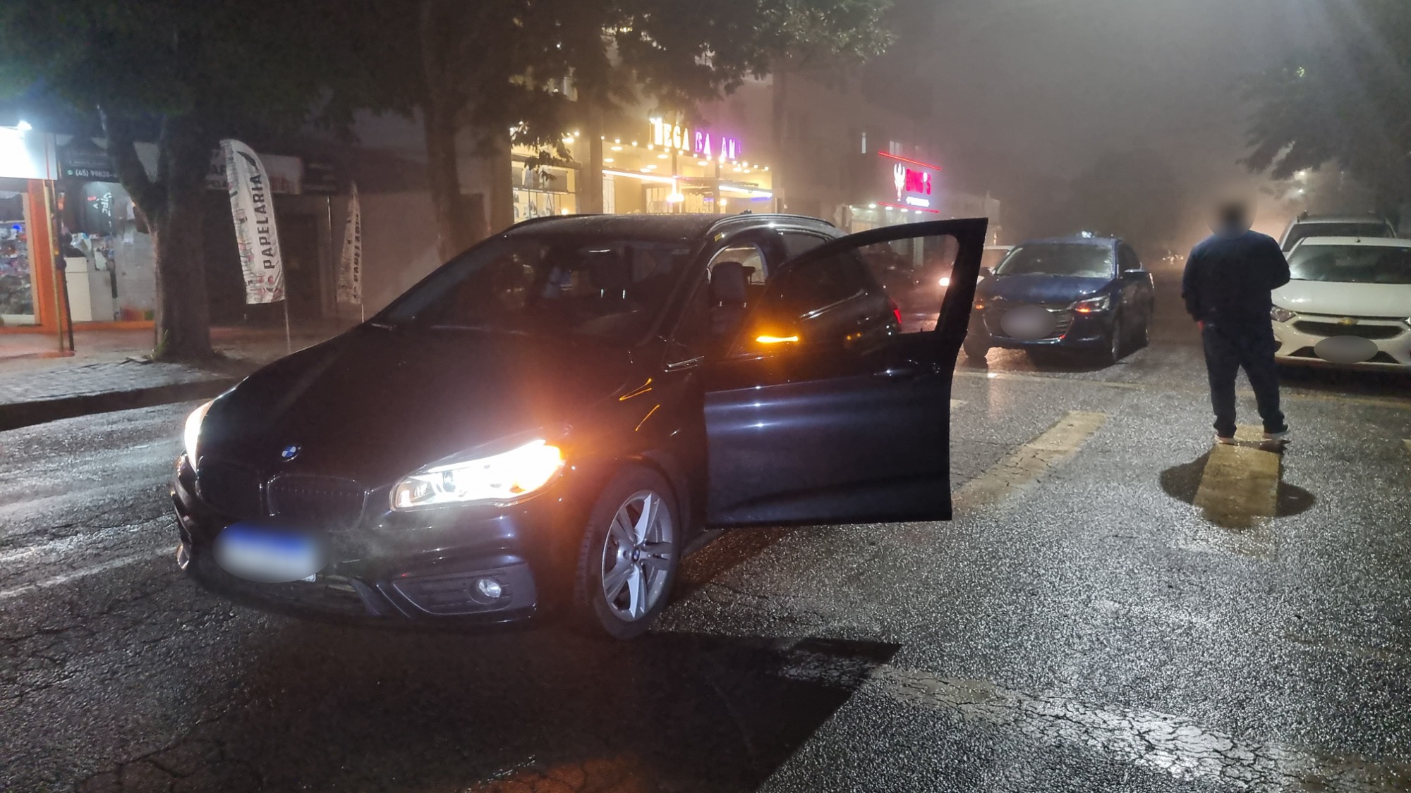 Desatenção causa batida traseira envolvendo BMW e Onix na Rua Francisco Bartinik