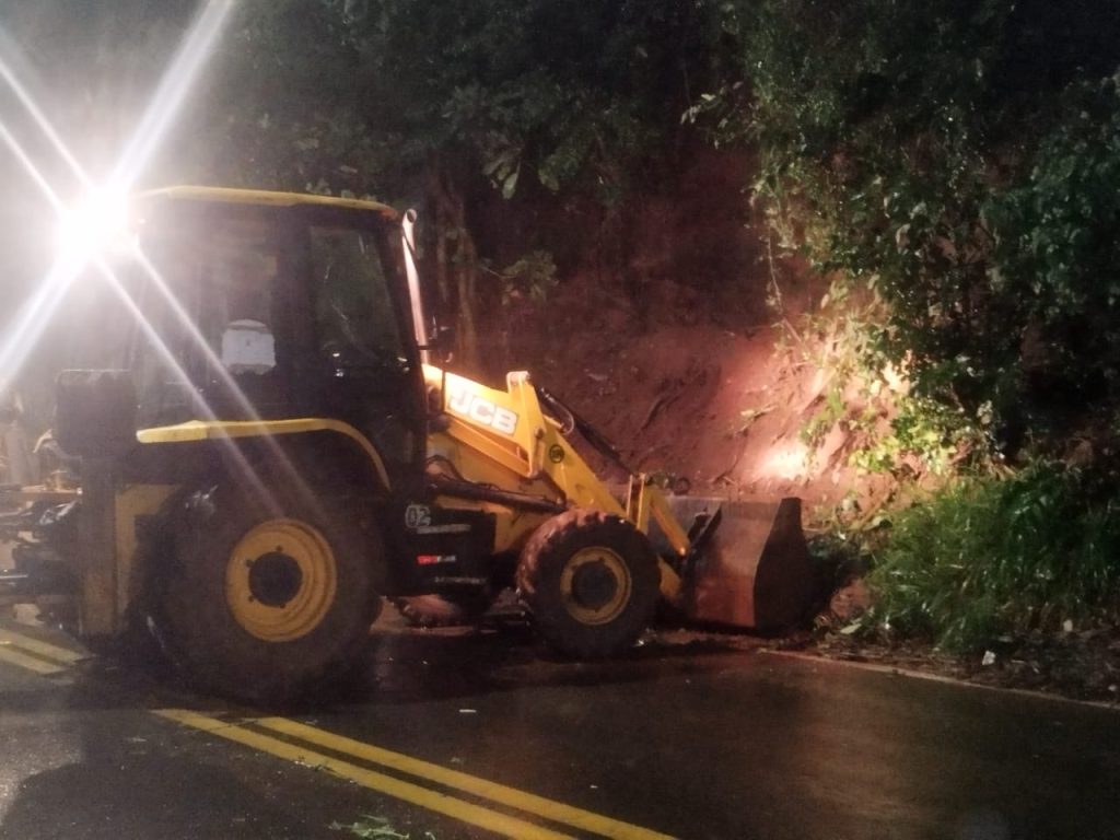 No Sudoeste, PR-158 é parcialmente interditada após deslizamento de terra