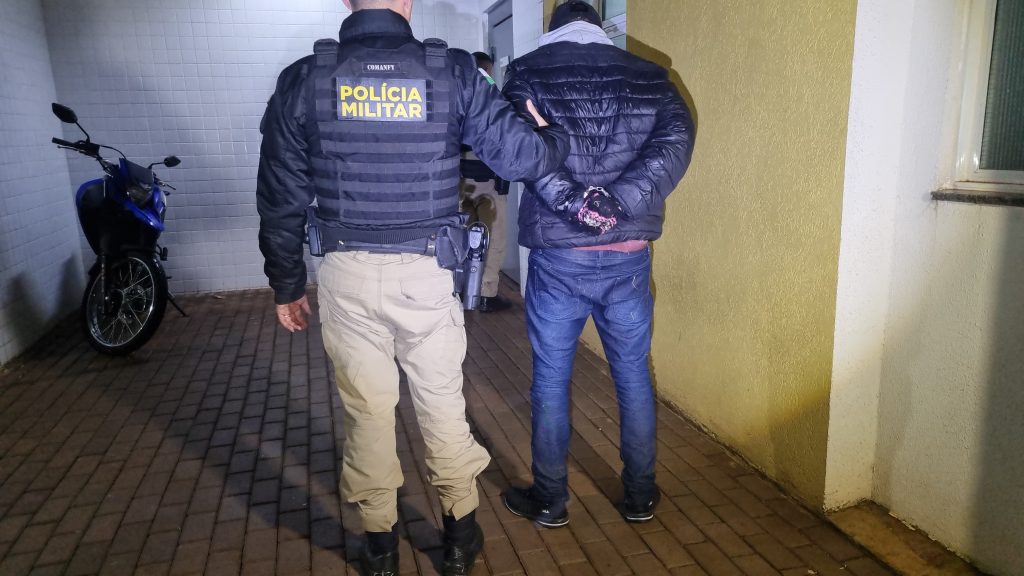Dupla é detida pela Polícia Militar com carro roubado