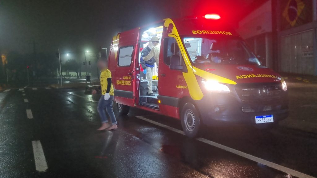 Homem é esfaqueado, atendido pelo Siate, desce da ambulância e vai procurar o agressor