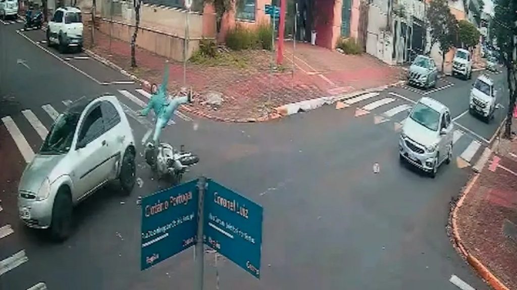 Vídeo mostra acidente entre moto e carro que resultou em colisão contra muro em Apucarana