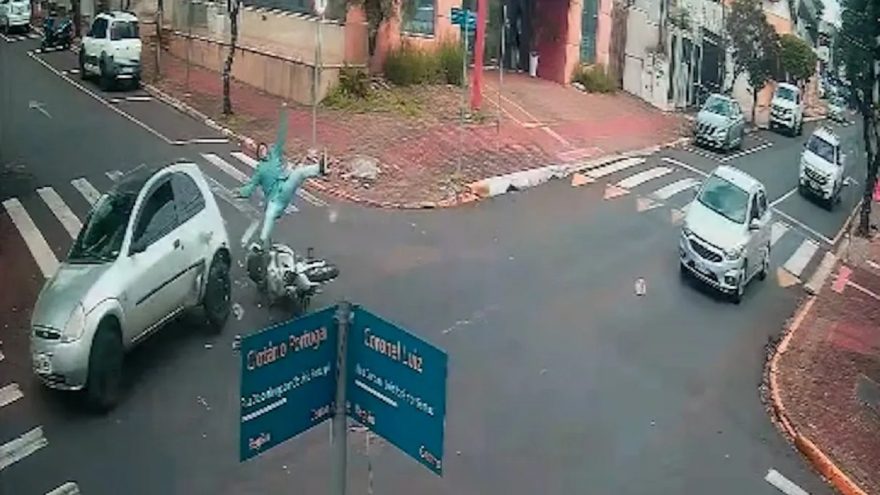 Vídeo mostra acidente entre moto e carro que resultou em colisão contra muro em Apucarana