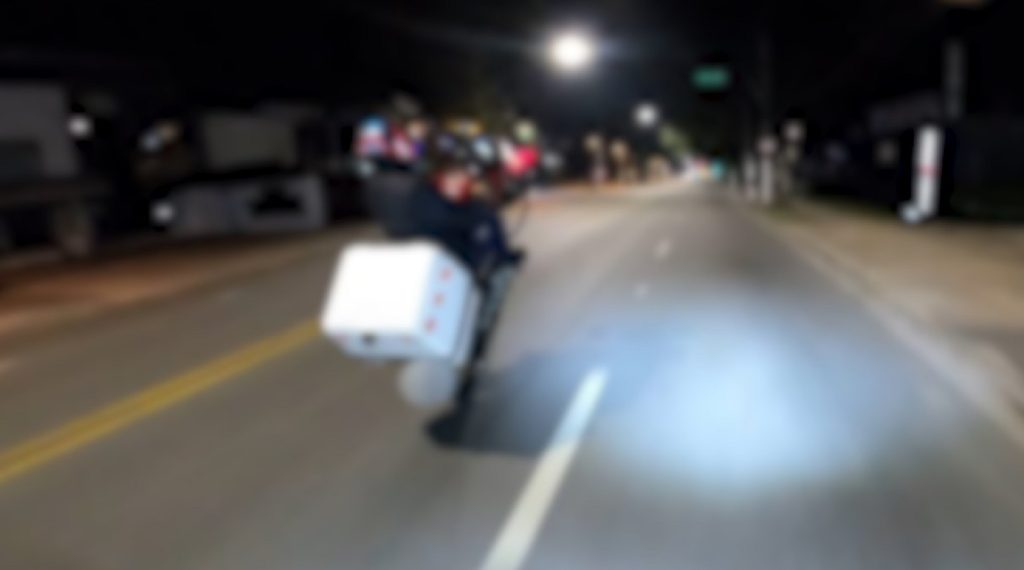 Traficante dá grau em moto e leva PM a aprender cocaína e dinheiro em Goioerê 