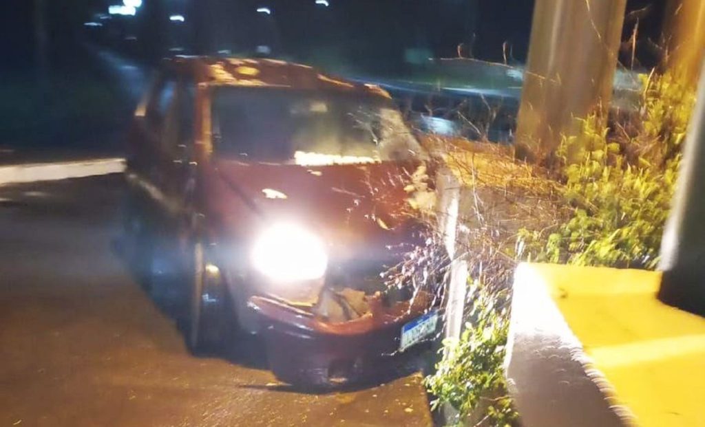 Corsa colide violentamente contra o portal do balneário em Santa Helena