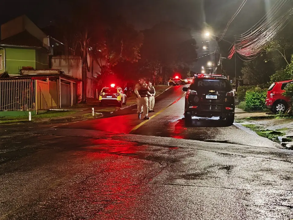 Discussão entre esposas termina em facada, surto e confusão Discussão entre esposas termina em facada, surto e confusão
