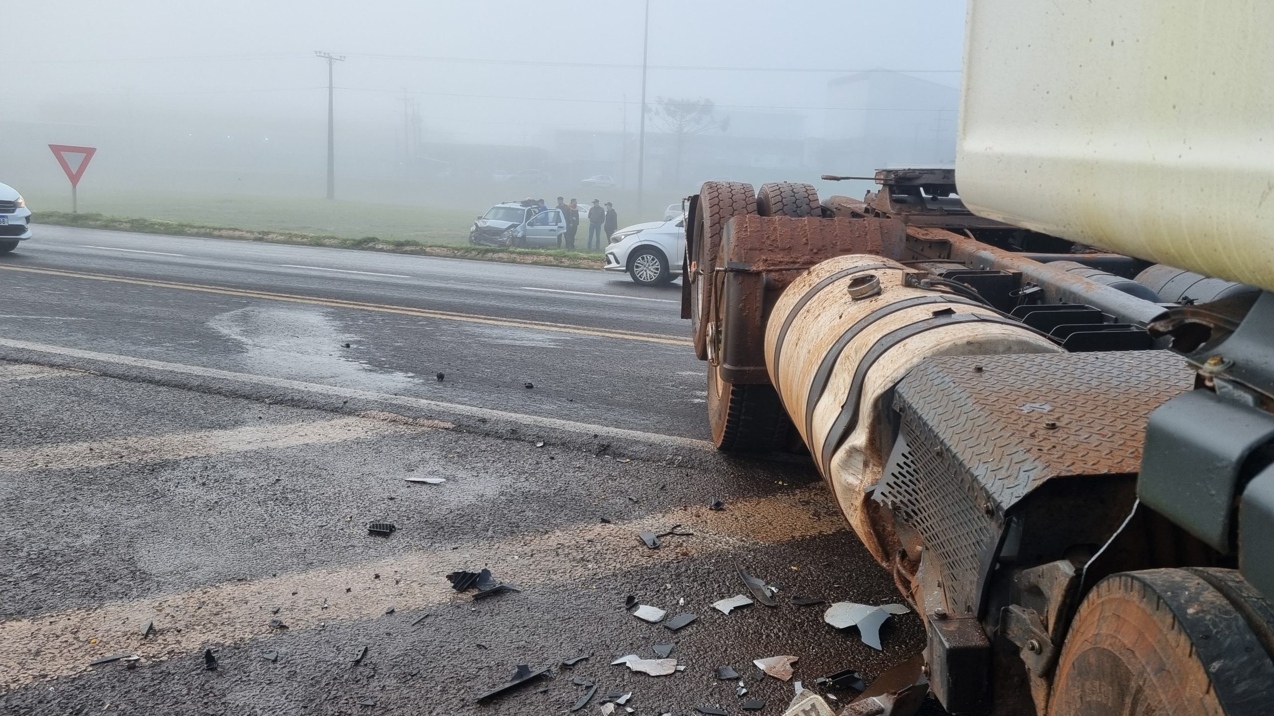 Forte colisão entre Ecosport e caminhão deixa rodovia BR-277 interditada