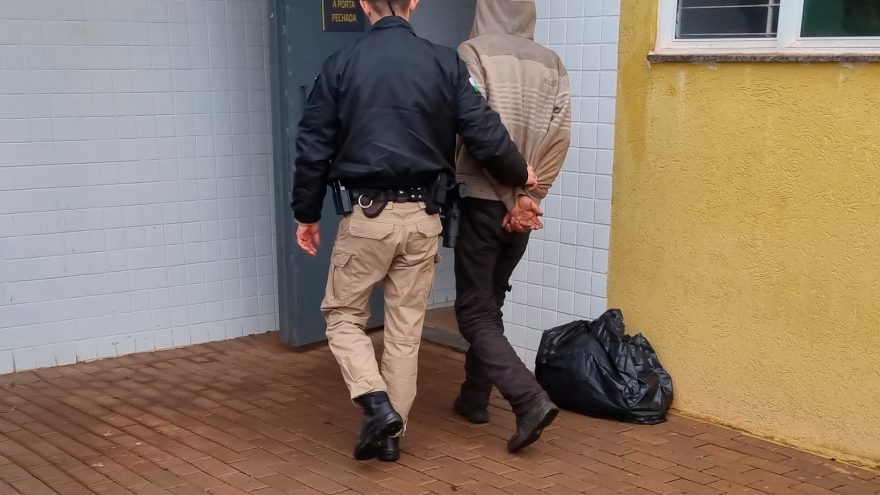 Homem é preso com mangueiras e conexões de hidrante furtadas em Cascavel