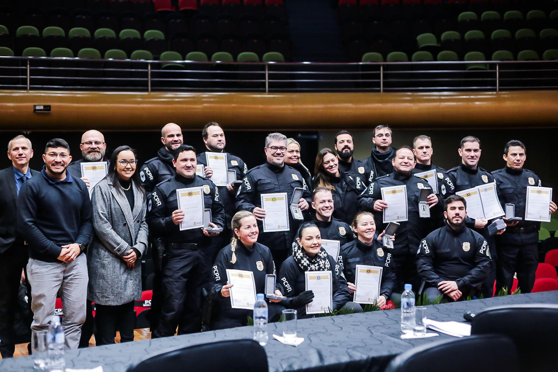 Medalha, suor e honra: Polícia Civil homenageia policiais de Cascavel e Toledo por tempo de serviço 