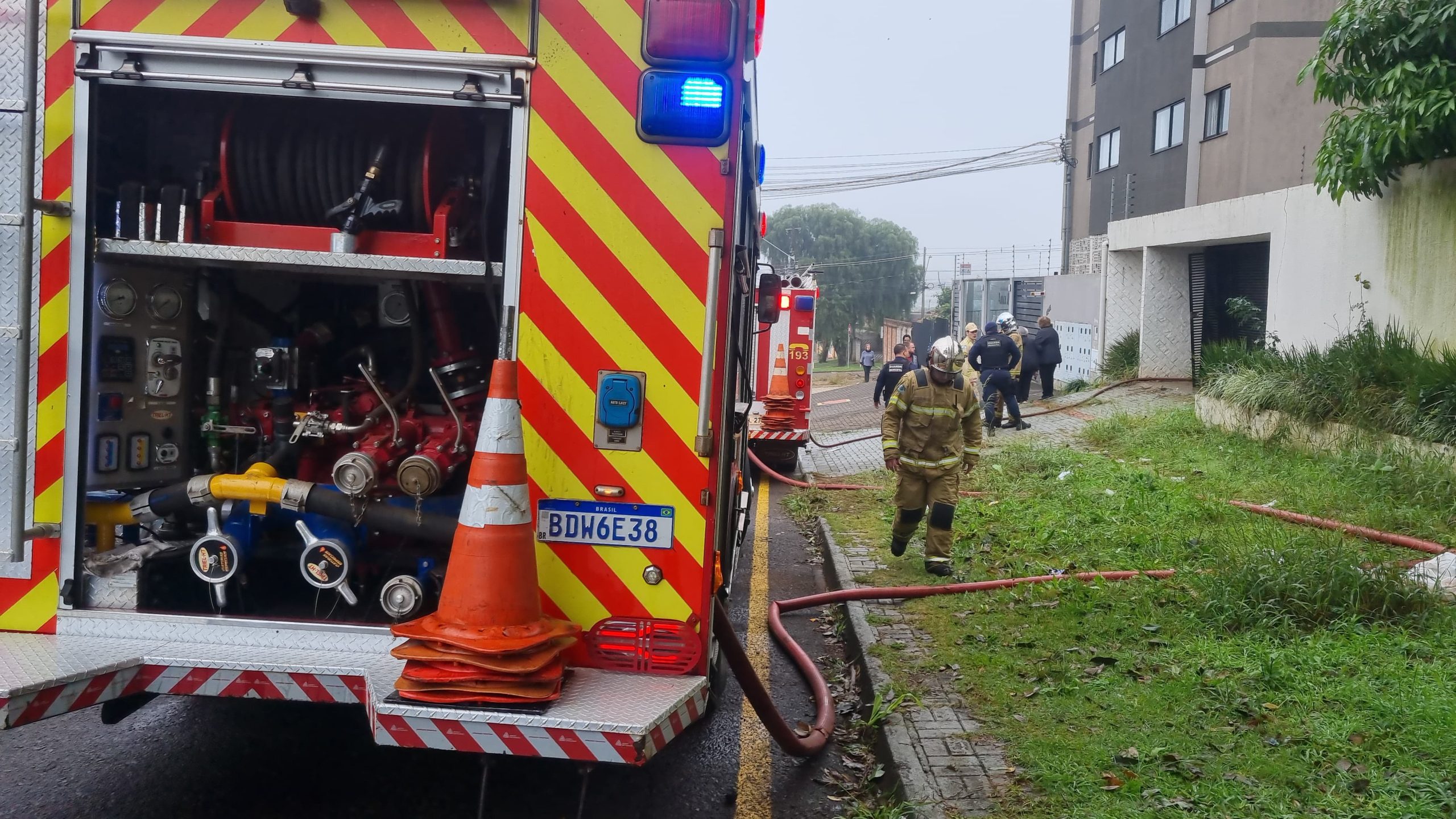 Casa tomada por moradores de rua é incendiada no Bairro Coqueiral