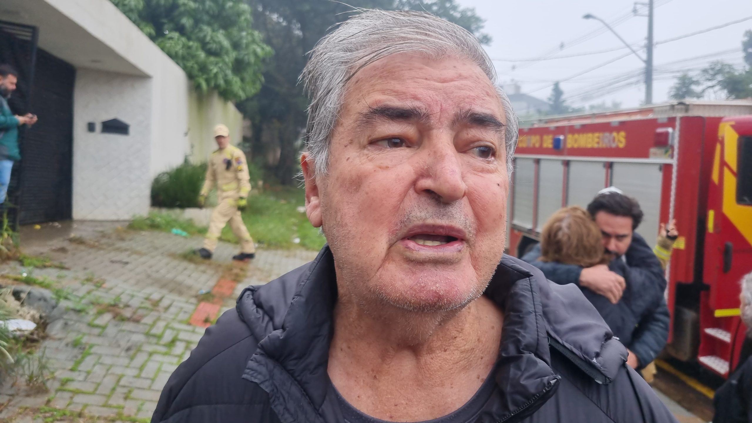 Dono de casa incendiada por mendigos afirma que tentou vender imóvel por insegurança
