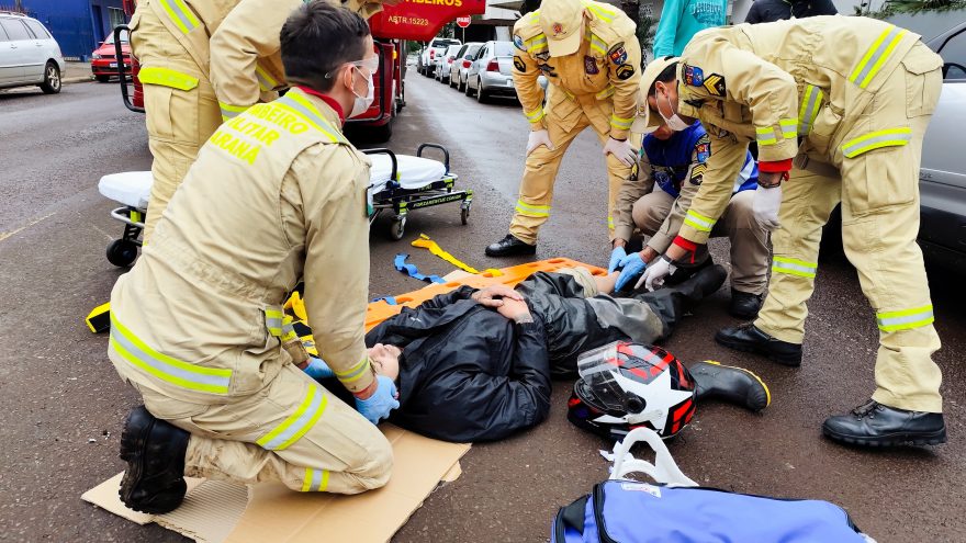Motociclista tem fratura na perna após colisão com carro no Centro