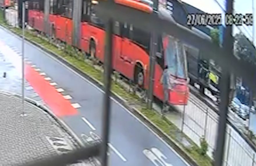 Mulher tem lesões graves após ser atingida por ônibus do transporte coletivo