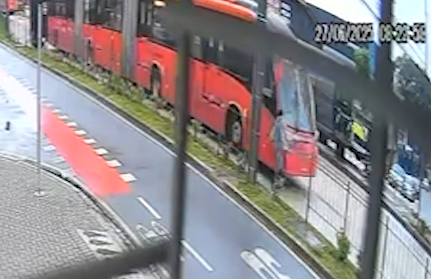 Mulher tem lesões graves após ser atingida por ônibus do transporte coletivo