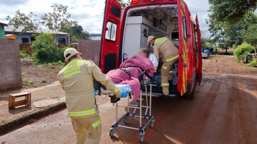 Idosa sofre ferimentos na face após escorregar e cair dentro de casa