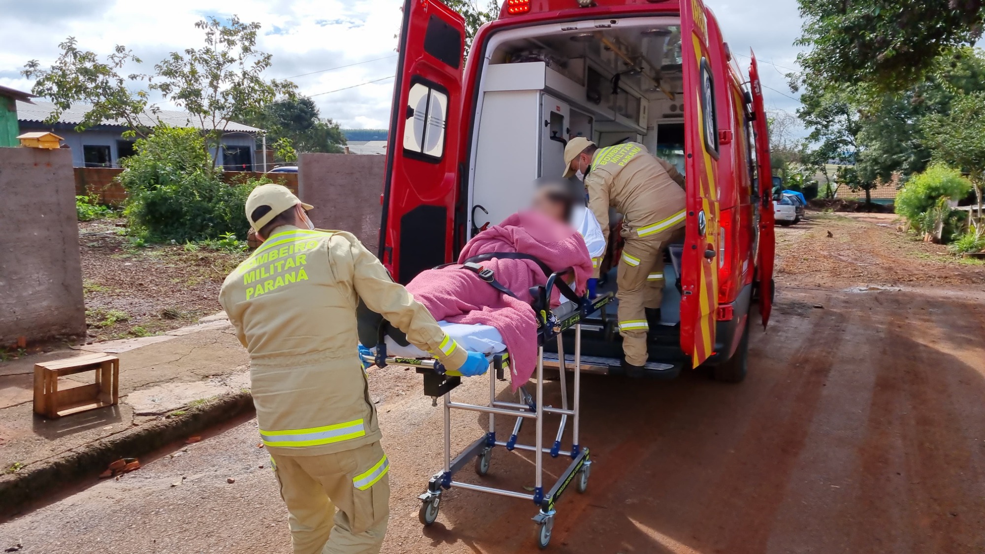 Idosa sofre ferimentos na face após escorregar e cair dentro de casa