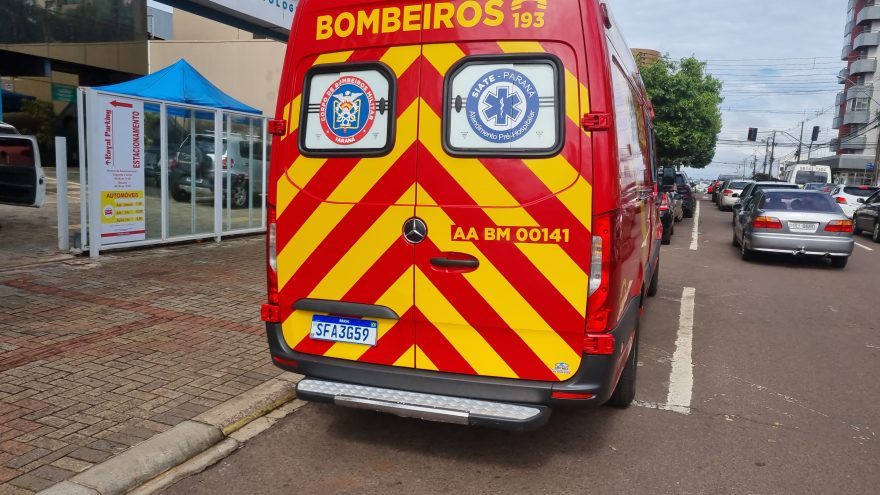 Mulher tropeça na calçada, no Centro de Cascavel, e é socorrida pelo Siate
