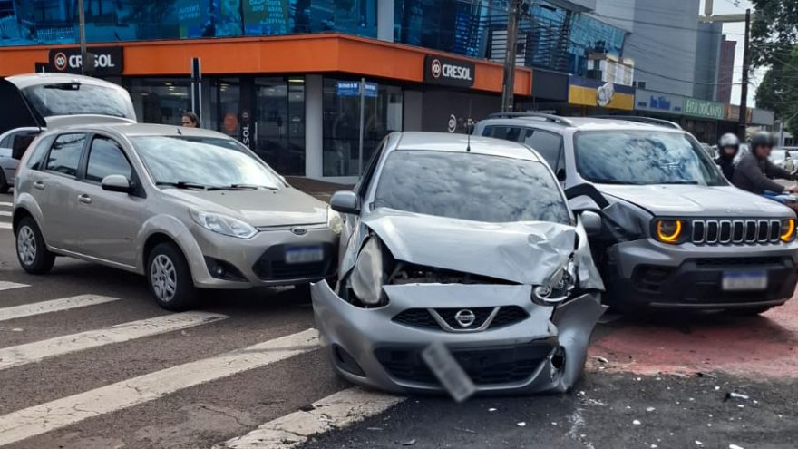 Acidente entre três veículos interdita parcialmente cruzamento no Centro de Cascavel