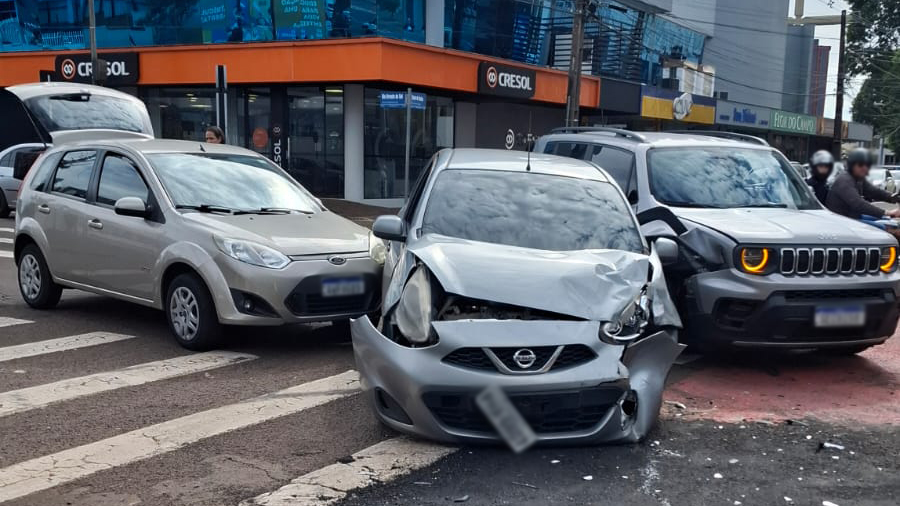 Acidente entre três veículos interdita parcialmente cruzamento no Centro de Cascavel
