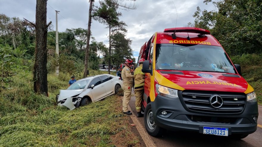 Mulher e criança são socorridos após Corolla bater em árvore na PR-180, em Cascavel