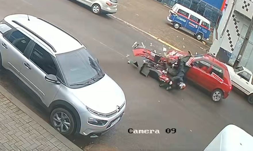Câmera flagra violenta colisão que deixou motociclista com fratura exposta no Centro de Cascavel