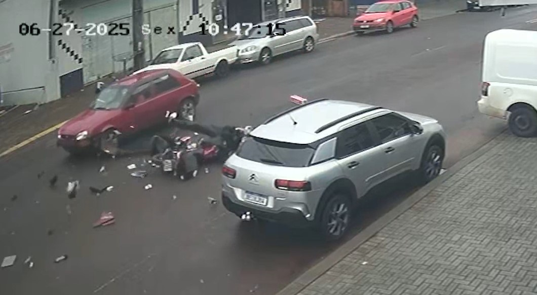 Por outro ângulo: Câmera flagra violenta colisão que deixou motociclista com fratura exposta em Cascavel