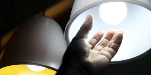 Contas de luz permanecem com bandeira tarifária vermelha em julho Imagem referente a Contas de luz permanecem com bandeira tarifária vermelha em julho