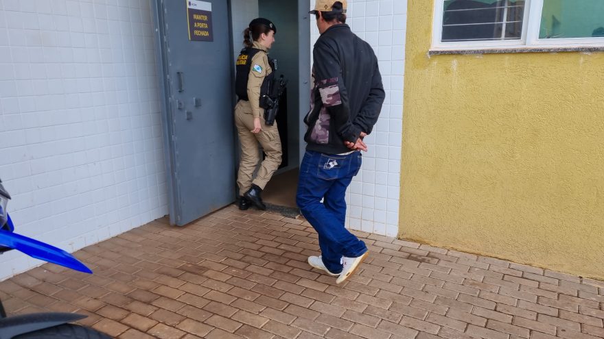 Homem de 43 anos é preso após descumprir medida protetiva e retornar à casa do pai em Cascavel