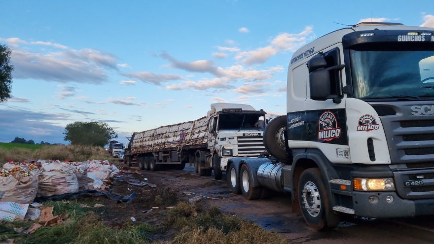 Após mais de 30 horas de tombamento de caminhão na BR-163, veículo é retirado