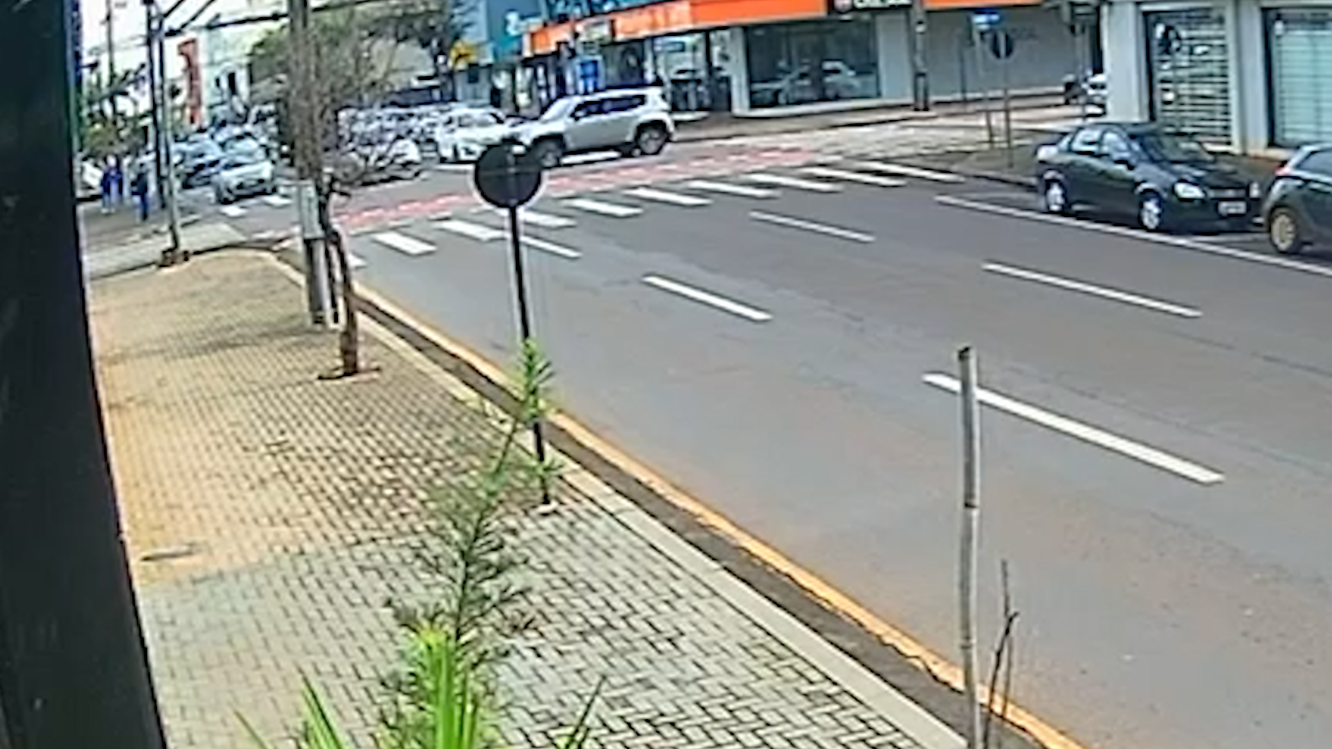 Imagem flagra acidente entre três carros no Centro de Cascavel
