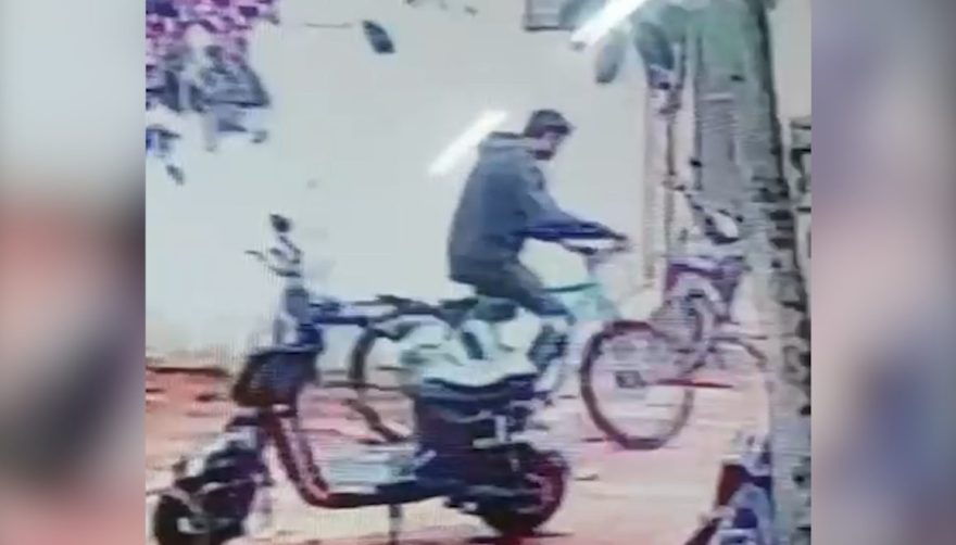 Câmera flagra furto de bicicleta em colégio no Bairro Pacaembu