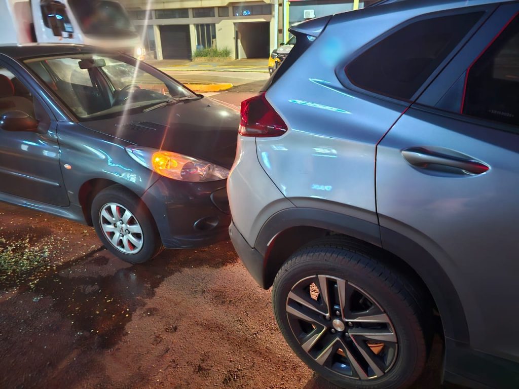 Mulher surta enquanto dirigia e se envolve em acidente em Toledo