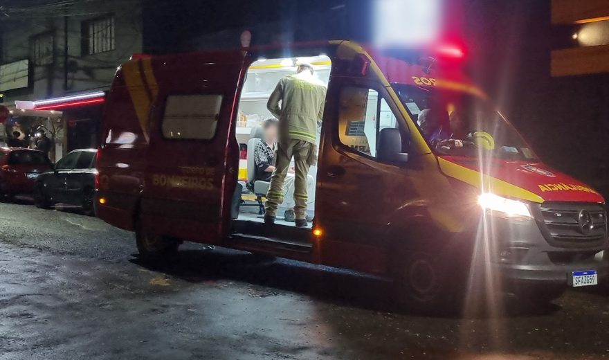 Jovem apanha na balada e é atendido pelo Siate na Rua Osvaldo Cruz
