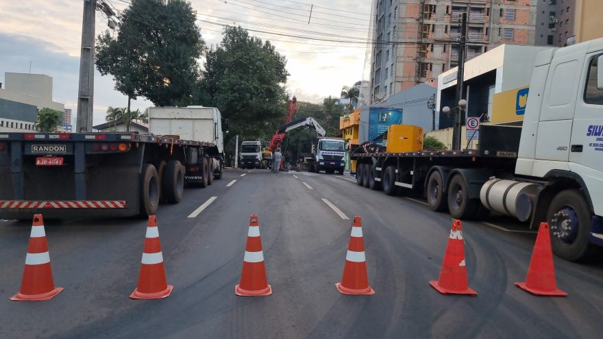 Rua Recife é interditada no Centro de Cascavel para instalação de guindaste