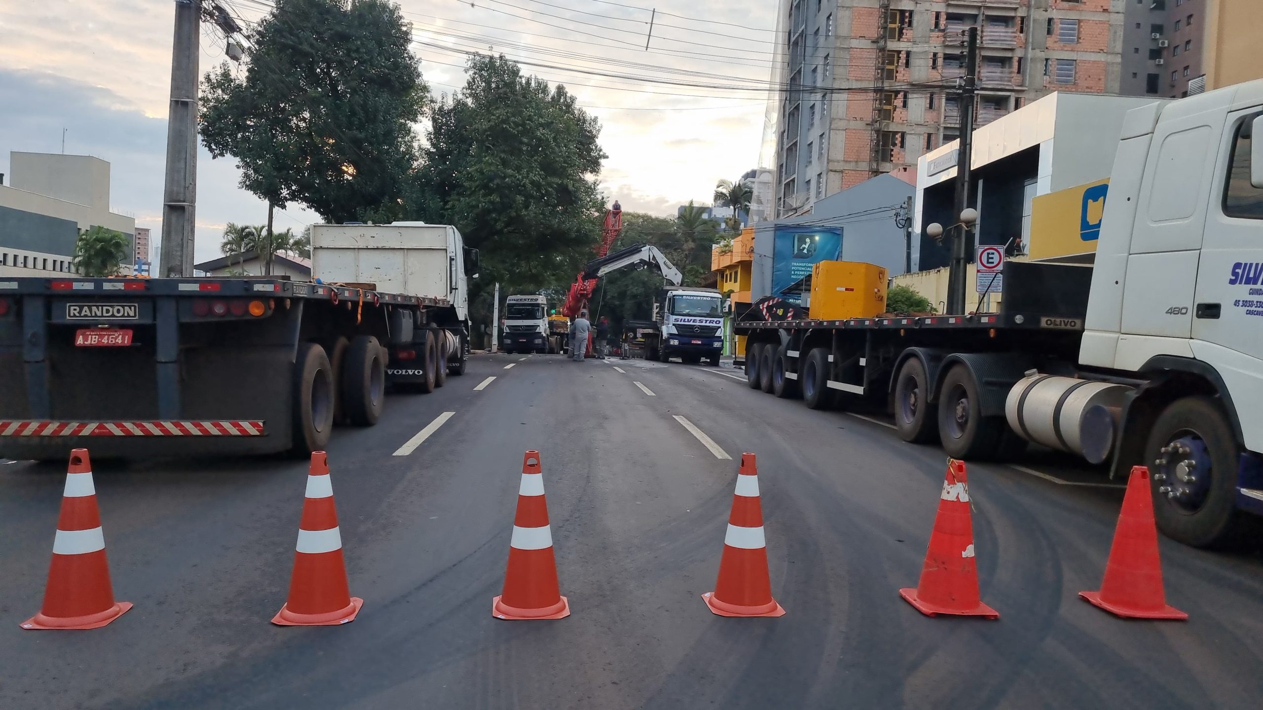 Rua Recife é interditada no Centro de Cascavel para instalação de guindaste
