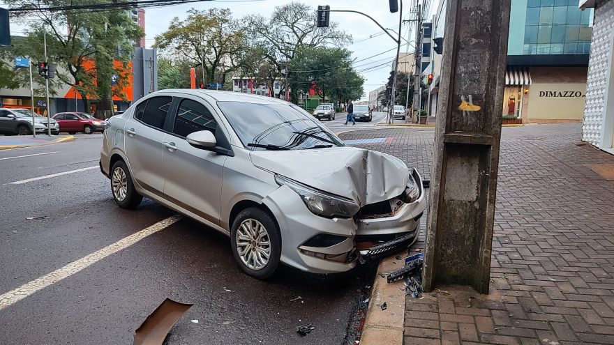 Cronos bate forte em poste após se envolver em acidente com caminhonete no Centro