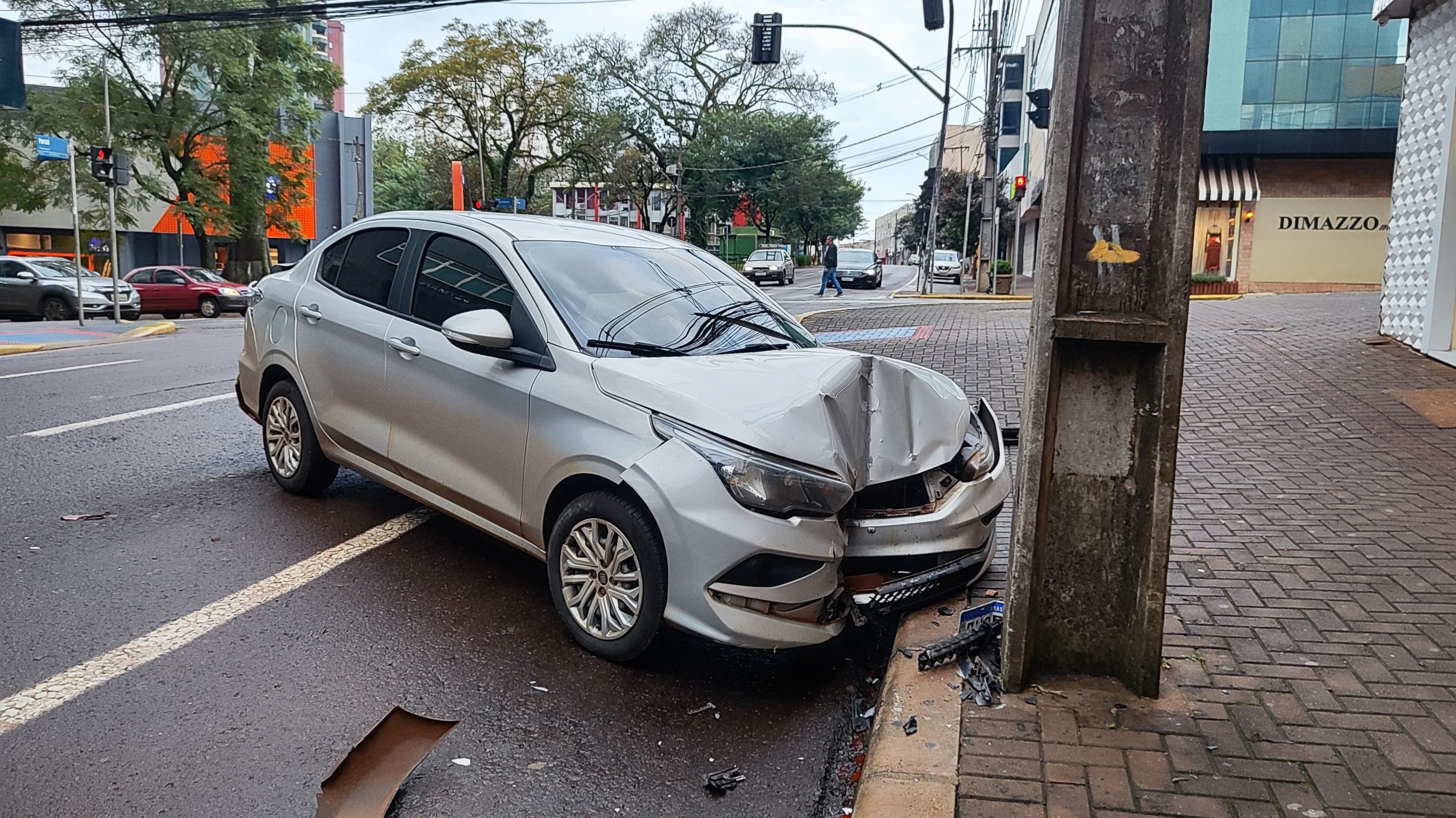 Cronos bate forte em poste após se envolver em acidente com caminhonete no Centro