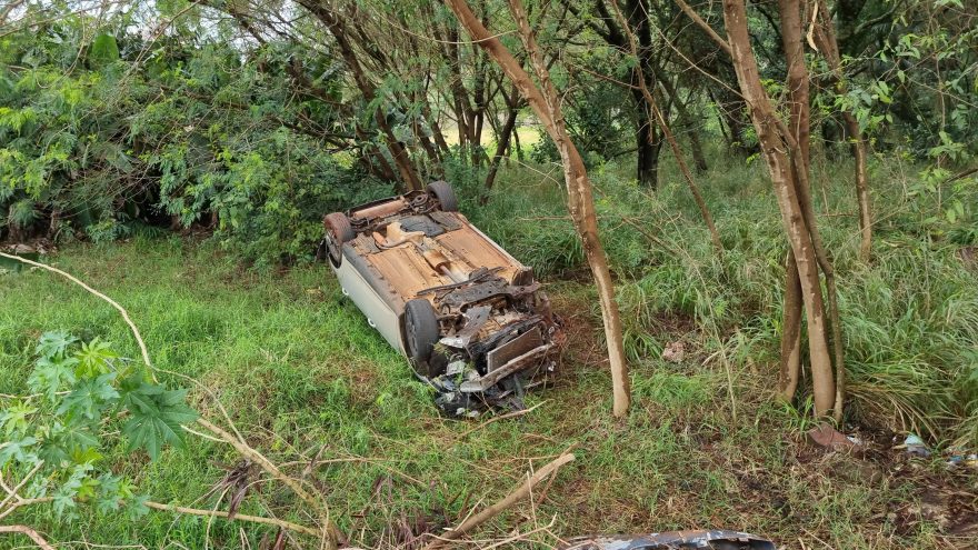 Carro capotado é encontrado sem motorista após “voo” para fora da pista