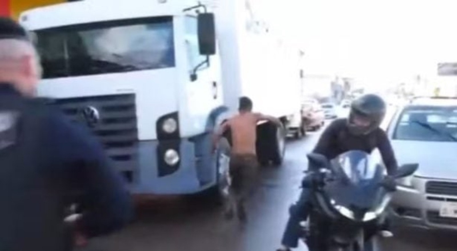 Vídeo mostra suspeito pulando de camburão e fugindo após prisão por morte de “Nego Boy” 