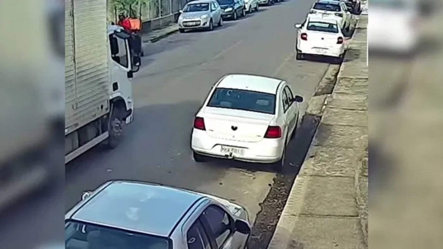 Caminhão atropela mãe e bebê em ciclovia e criança de um ano morre