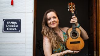 Roberta Nistra segue linhagem da mulher sambista que toca cavaquinho