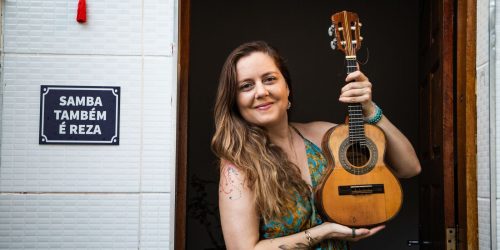 Roberta Nistra segue linhagem da mulher sambista que toca cavaquinho Imagem referente a Roberta Nistra segue linhagem da mulher sambista que toca cavaquinho