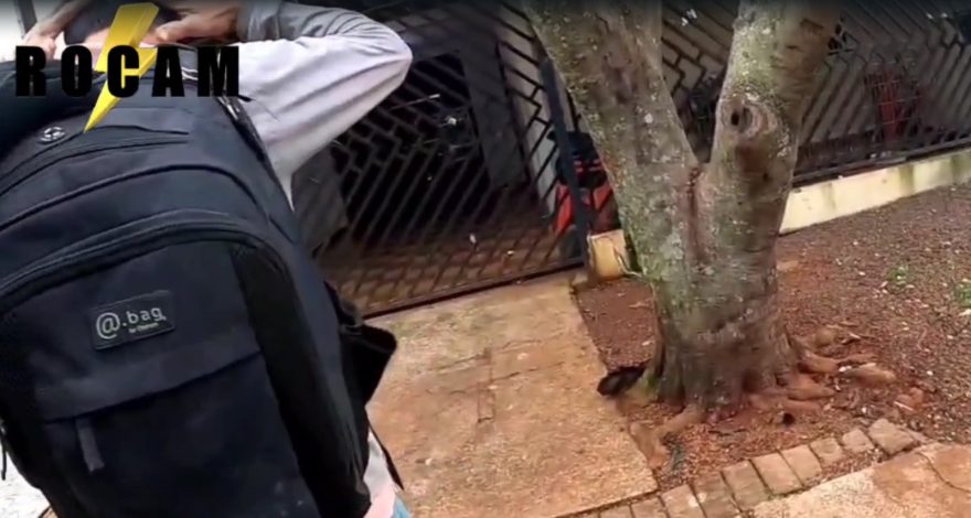 Vídeo mostra momento em que a Rocam aborda suspeito de tráfico no Bairro Interlagos