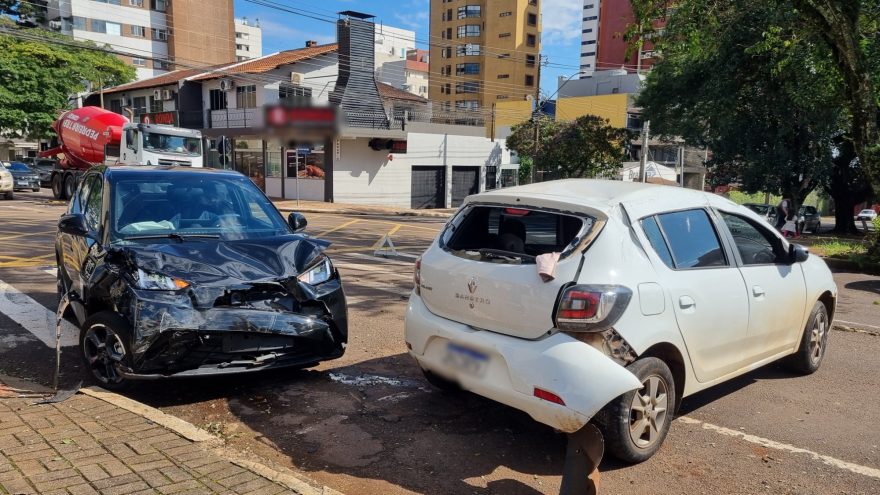 Grave acidente seguido de capotamento é registrado em cruzamento perigoso no Centro
