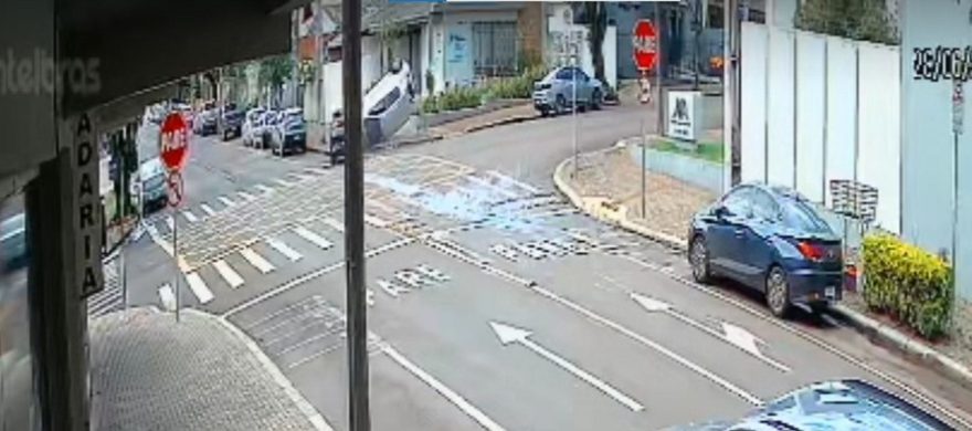 Câmera registra capotamento em cruzamento perigoso no Centro