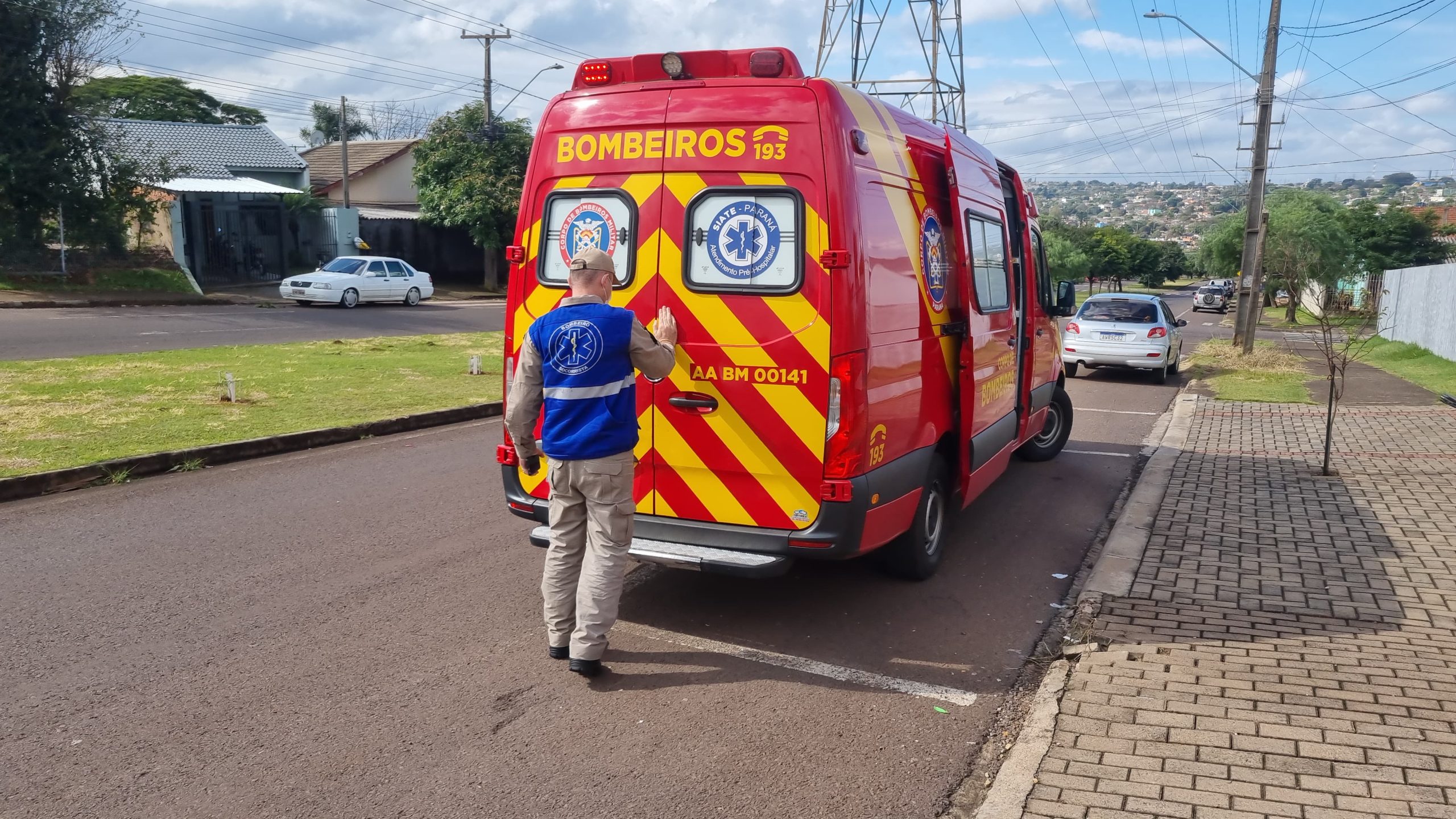 Motociclista de 25 anos quebra a perna e quadril em colisão com Gol no 14 de Novembro