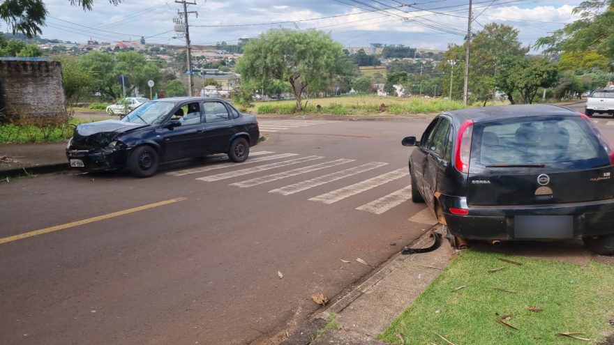 Acidente entre dois Corsas deixa mulher ferida no Periolo