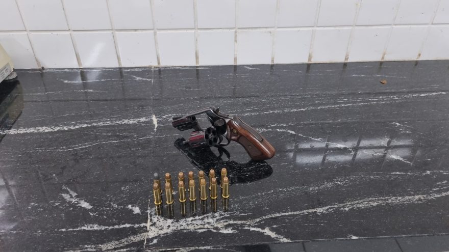 Homem de 40 anos é flagrado com revólver municiado no Bairro Morumbi