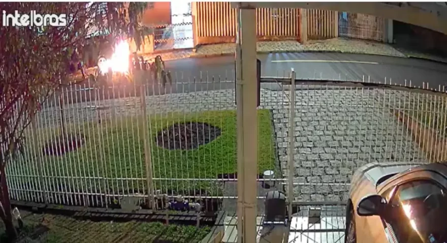 Câmera flagra mulher surtada ateando fogo no carro do namorado após discussão em balada