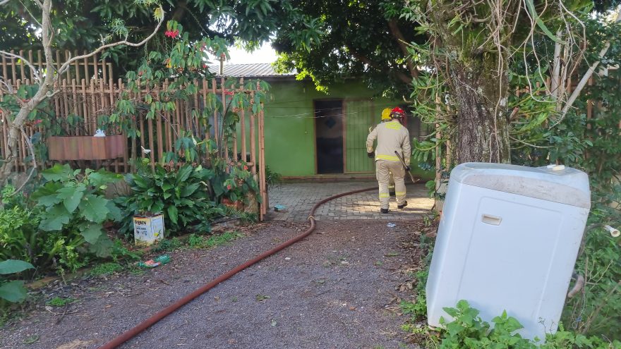 Vizinhos percebem fogo em residência e acionam Corpo de Bombeiros